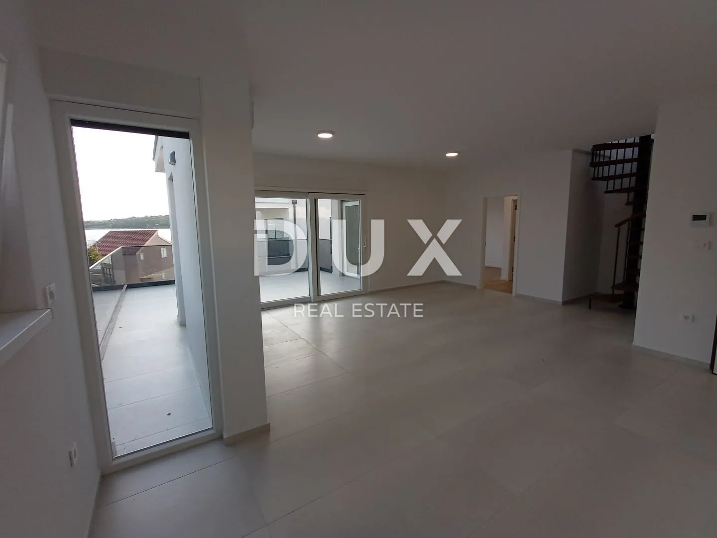šibenik, vodice - predivan penthouse s8 pokraj mora - slika 2