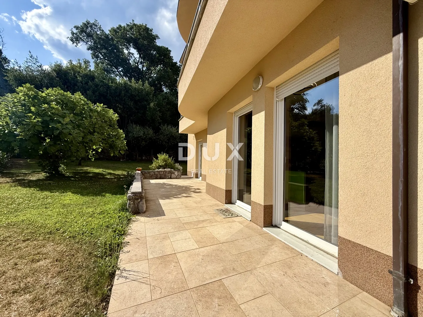 opatija, predivan dvosobni apartman, 100 m2, bazen, garaža, pogled na more - slika 2