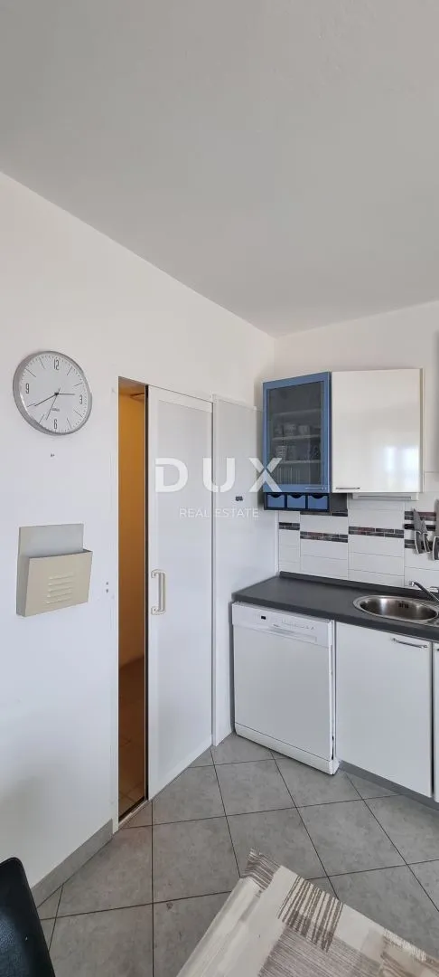 novi vinodolski - 3s+db s zajedničkim bazenom i roštiljem - panoramski pogled i parking - slika 11
