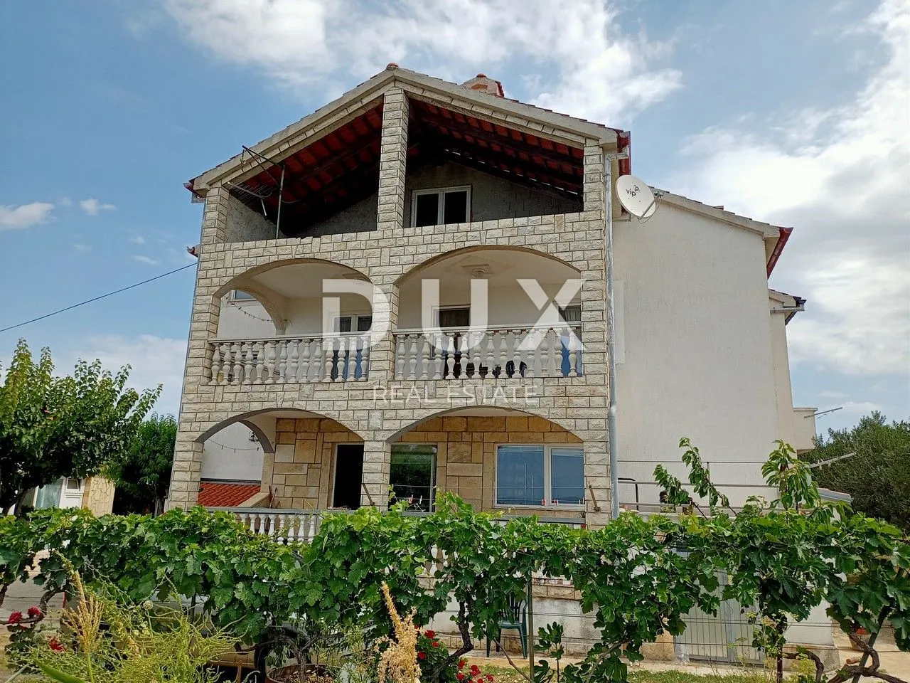zadar, ploče - prostrana višekatnica s pogledom na more - slika 3