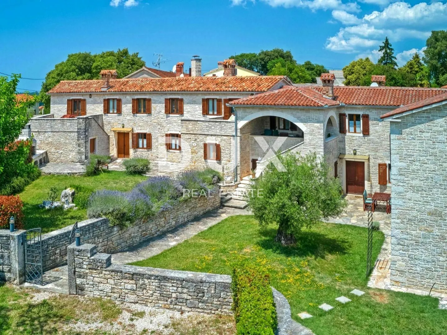 istra, tinjan - kamena autohtona vila - slika 2