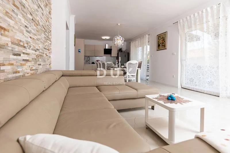 crikvenica - samostojeća kuća u širem centru crikvenice s pogledom na more - slika 10