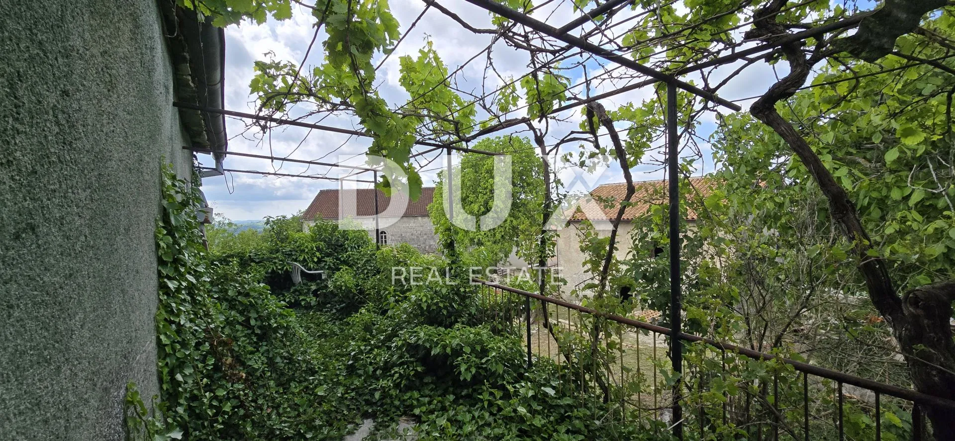 istra, gračišće - samostojeća kamena kuća za renovaciju s pogledom - slika 10