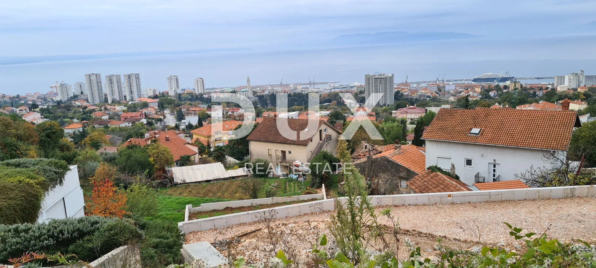 RIJEKA, KOZALA, BRAŠĆINE- građevinsko zemljište 1800m2 s pogledom na more za stambenu zgradu/ villu