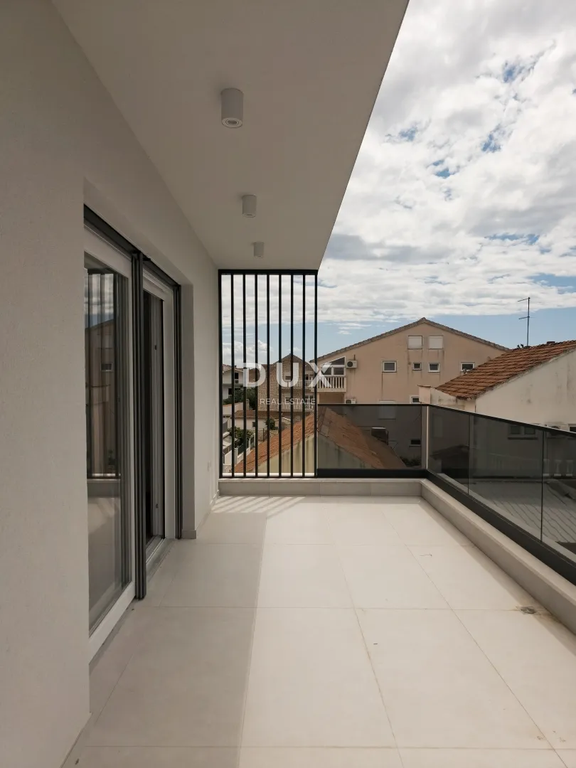 DALMACIJA, VODICE - Luksuzni penthouse s krovnom terasom od 85 m², 500m od mora