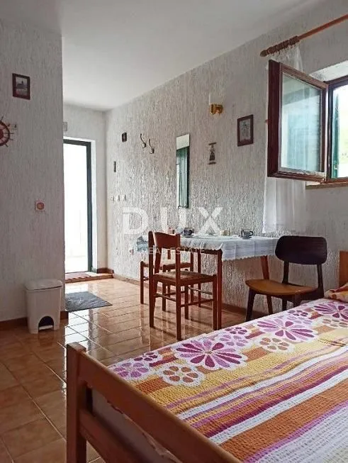 otok pag, novalja - samostojeća kuća u centru novalje - slika 2