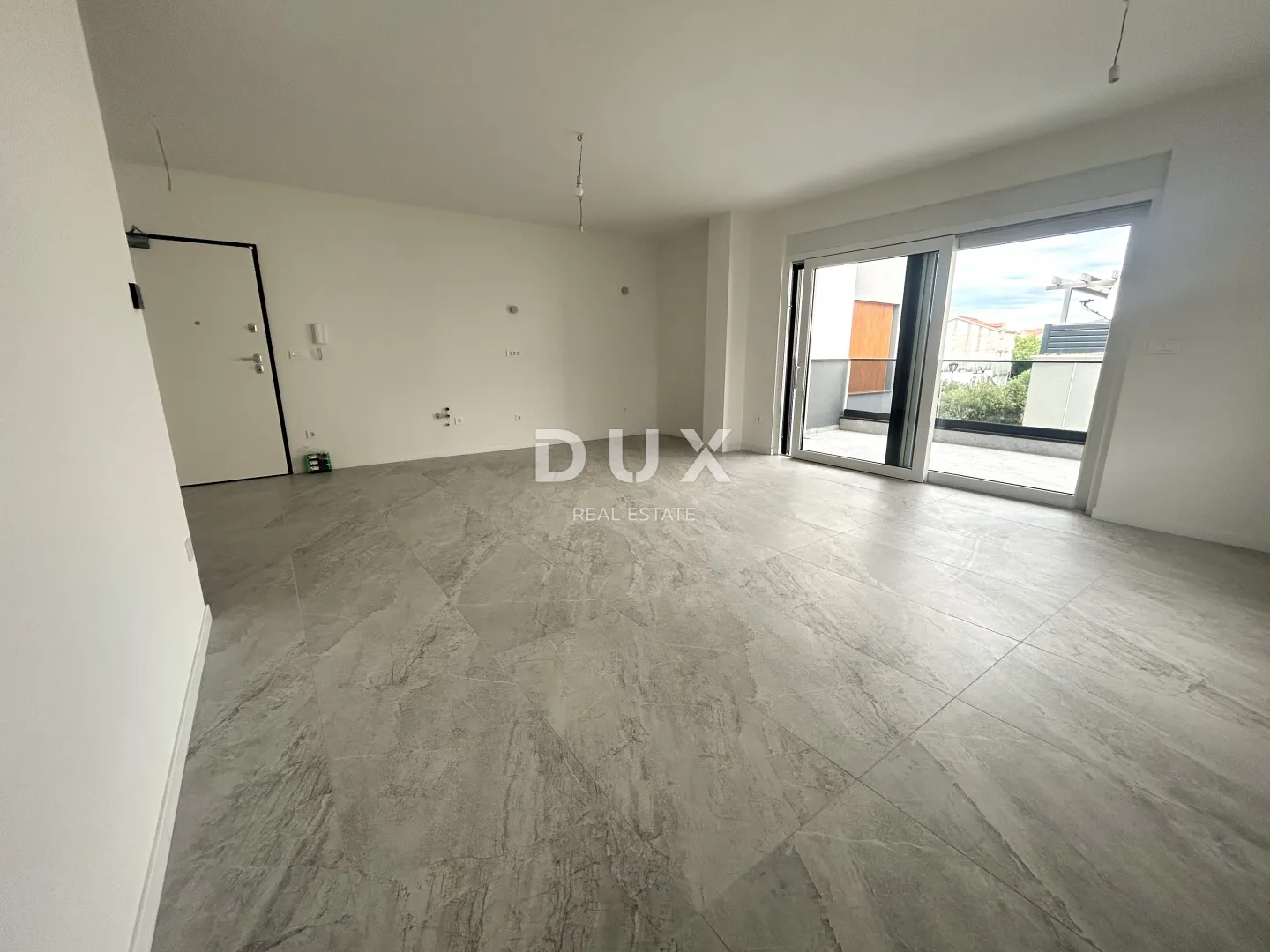 šibenik, vodice - novogradnja, 120 m od plaže, garaža, ostava, 3 sobe - slika 2