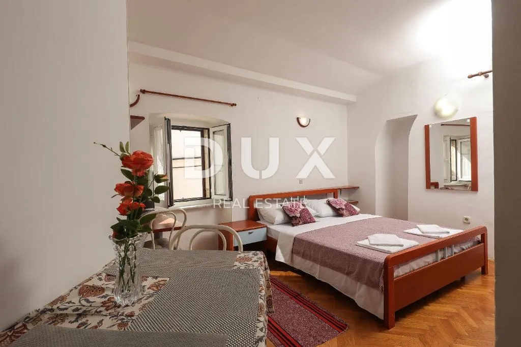 otok krk, grad krk - kuća u centru sa 7 apartmana - slika 4