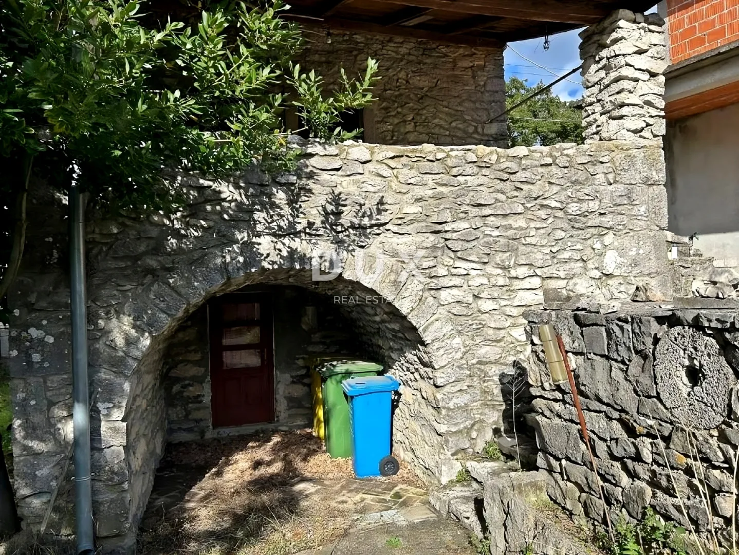 istra, labin - dvije kuće na rubu naselja - slika 5