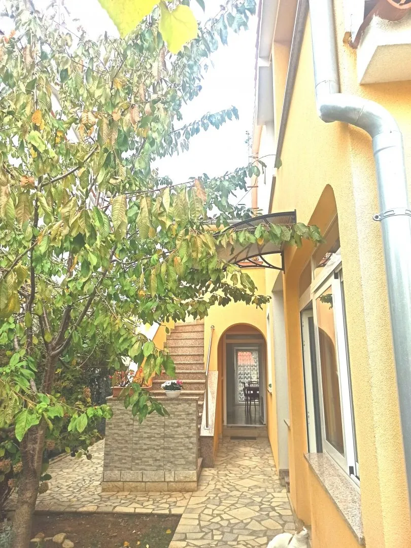 ISTRA, VALBANDON Kuća s 3 apartmana i dvorištem u blizini mora - Valbandon, Fažana
