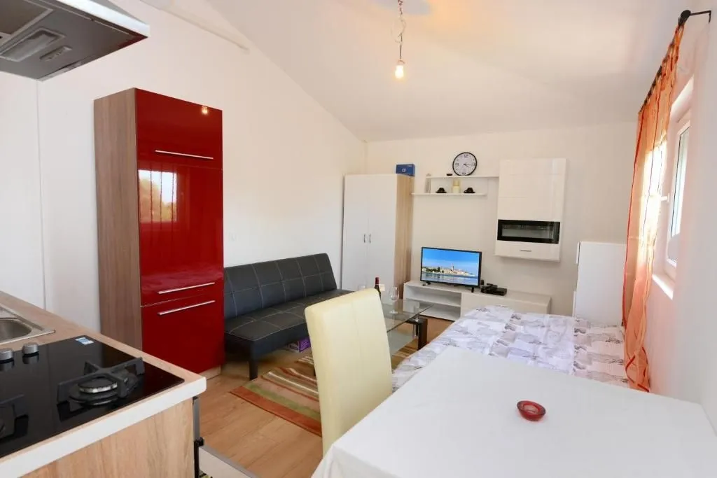 istra, poreč - simpatična kuća s tri stambene jedinice - slika 8
