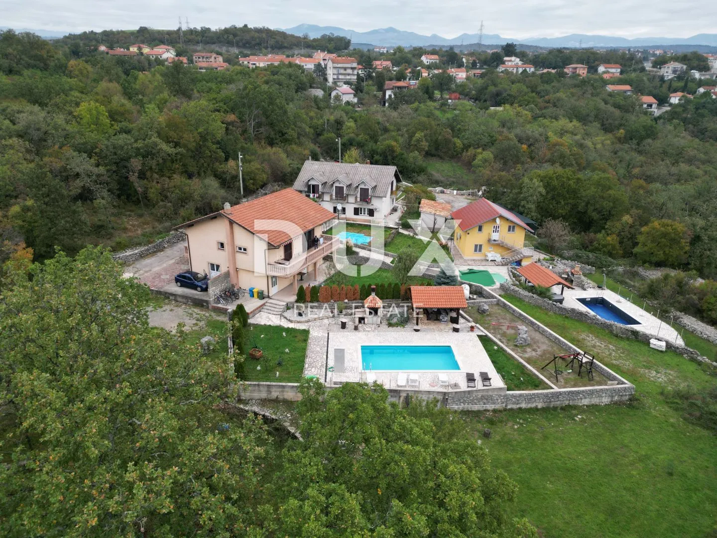 MARINIĆI, GORNJI ZAMET - kuća 180m2 s bazenom i prekrasno uređenom okućnicom 700m2 - Marinići, Viškovo