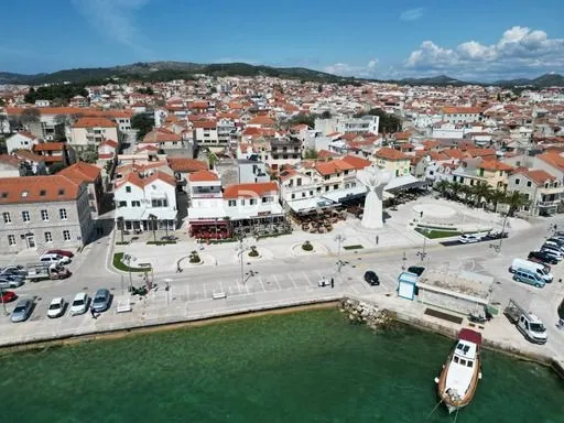 dalmacija, vodice - ekskluzivna nekretnina na rivi, kuća s restoranom u 1. redu do mora - slika 11