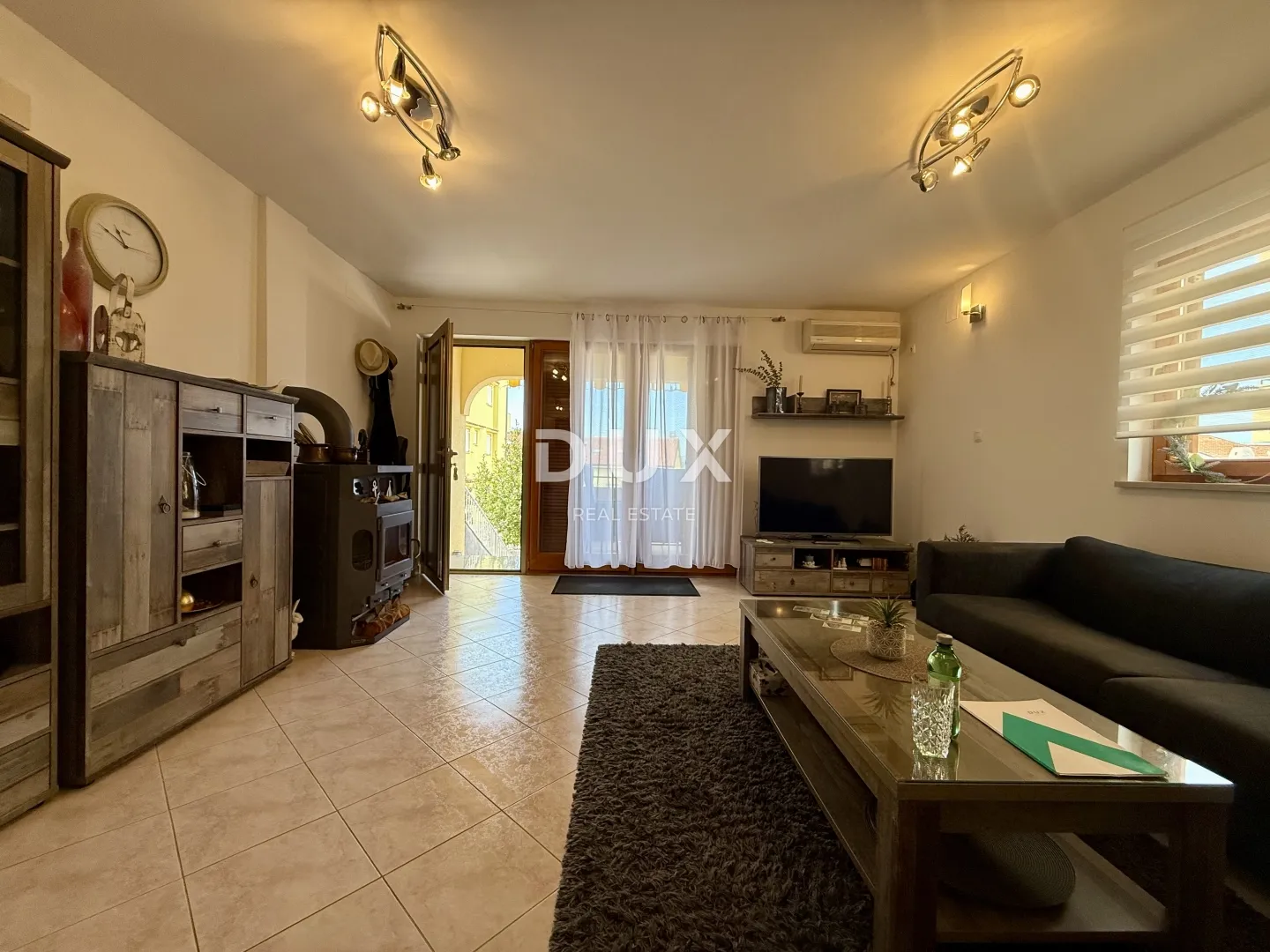 CRIKVENICA - Apartman s predivnom terasom, okućnicom i pomoćnom prostorijom 30 m2!
