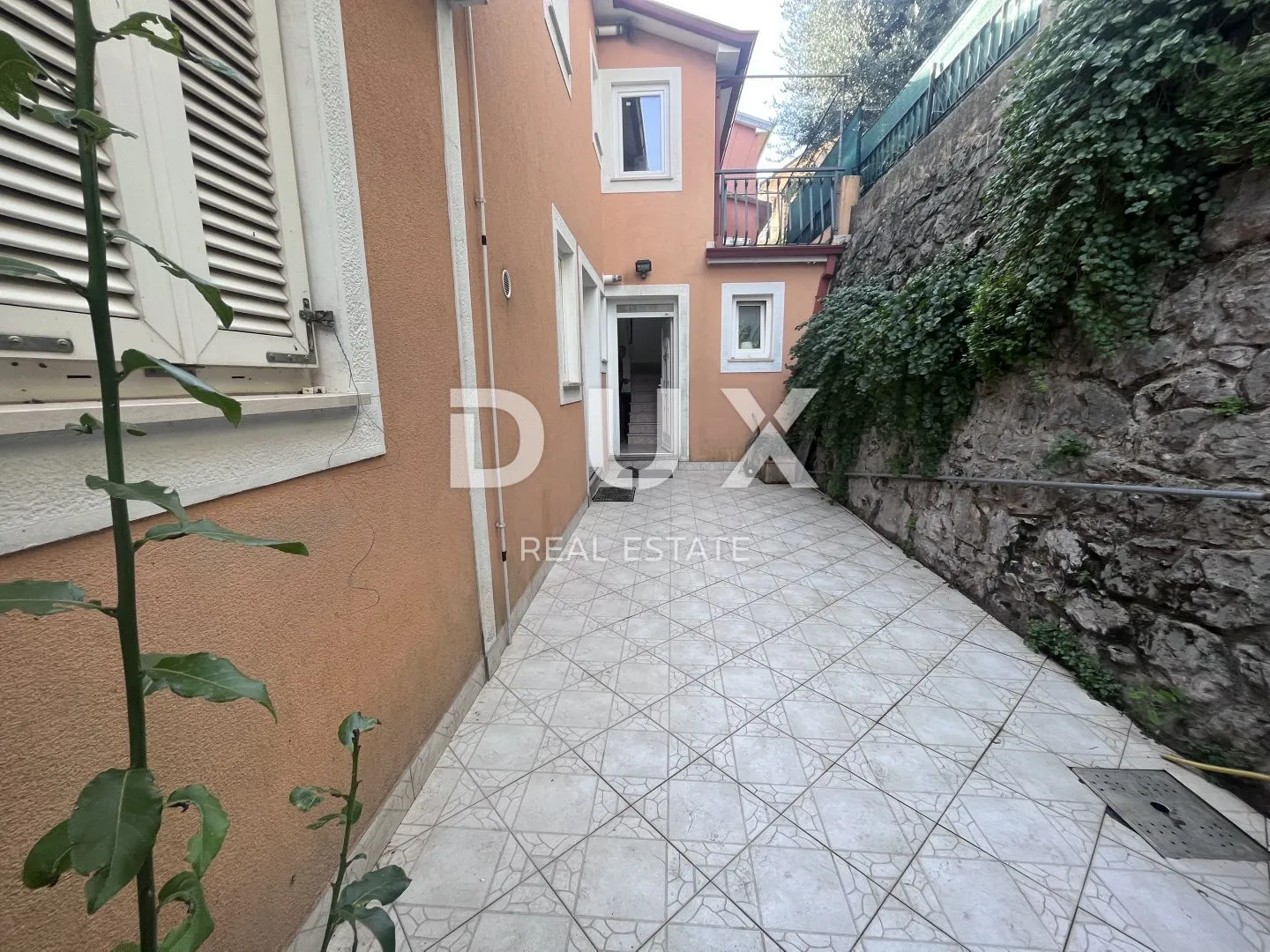 rijeka, škurinje - kuća s tri stambene jedinice i garažom - slika 54