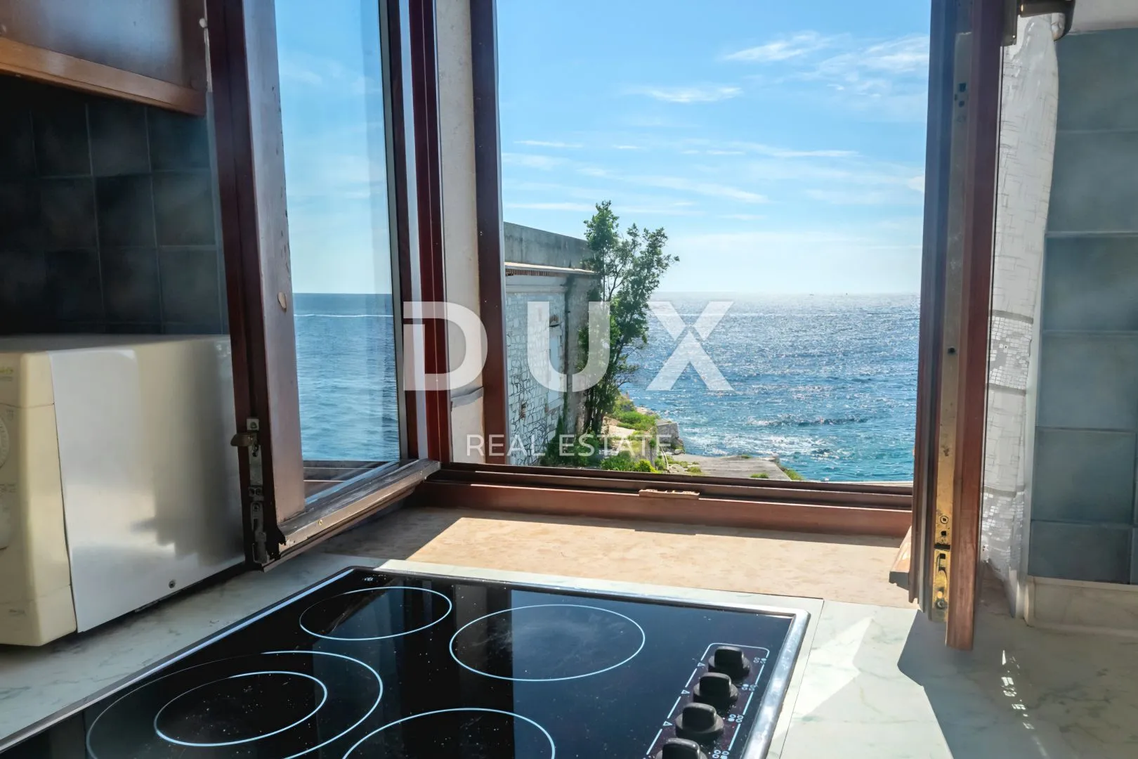 istra, rovinj - 2ss+db stan smješten prvi red do mora s privatnom plažom - slika 7