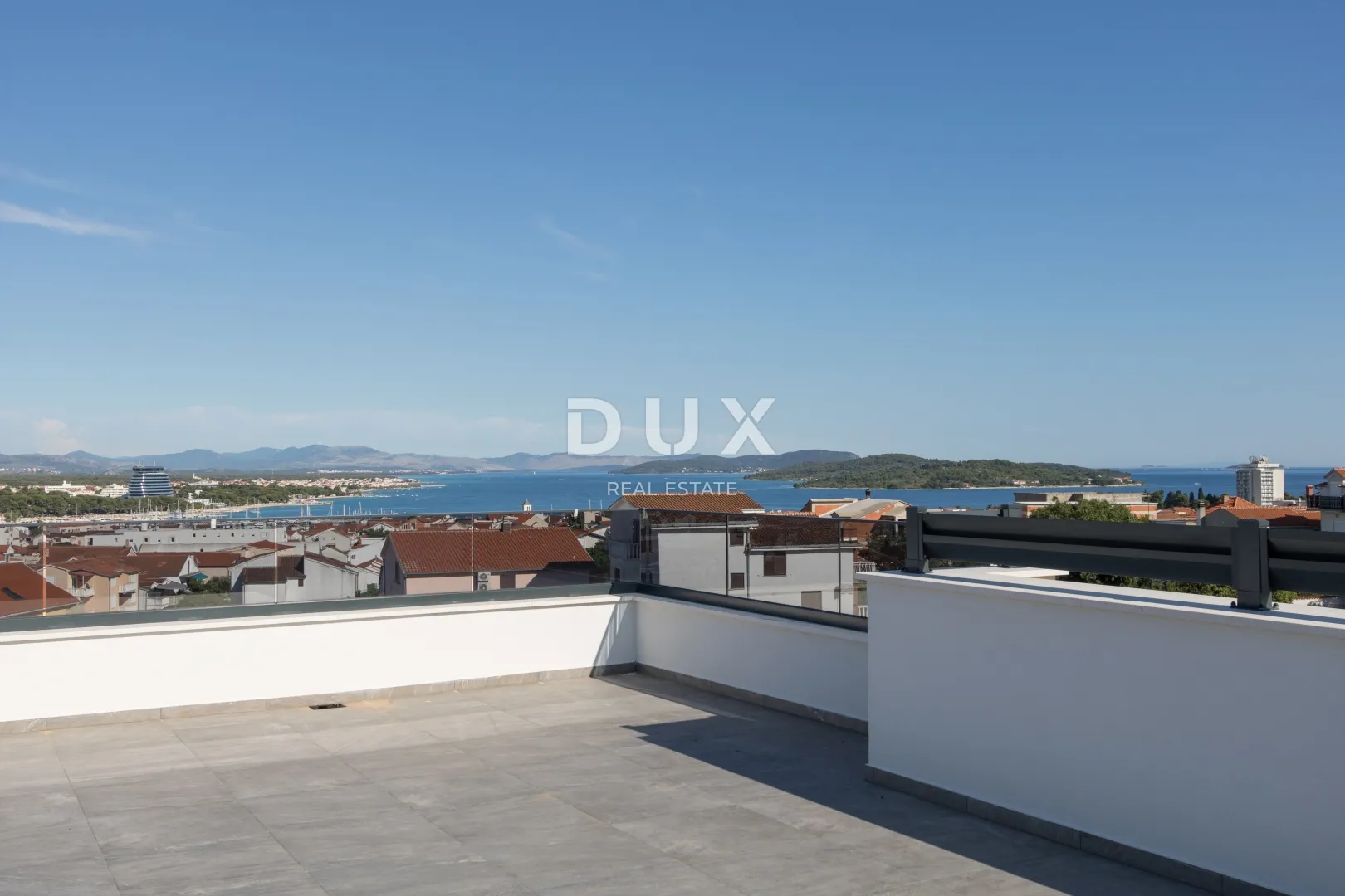 DALMACIJA, VODICE - Dvosoban stan, panoramska krovna terasa