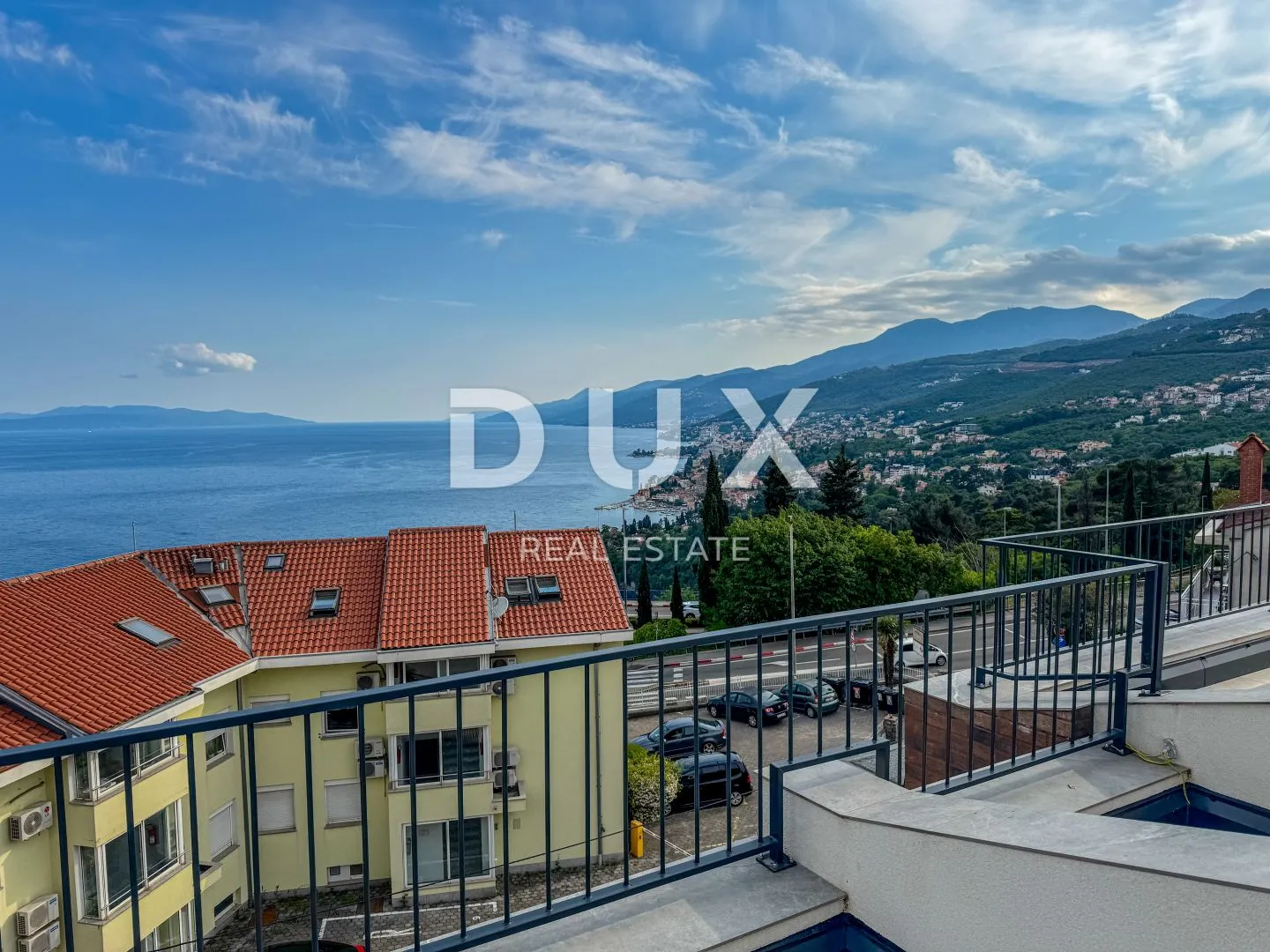 OPATIJA, PAVLOVAC - dvoetažni stan 141m2 s krovnom terasom u novogradnji, blizina Opatije, pogled na more