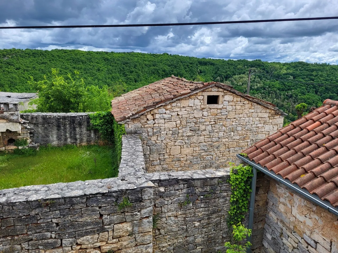 istra.tinjan - dva kamena objekta - slika 5