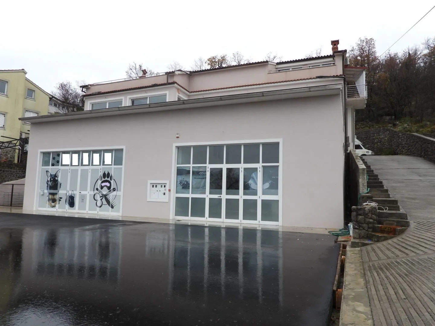 JUŠIĆI - poslovni prostor 220m2 + parking + garažni prostor (opcija) - Jušići, Matulji