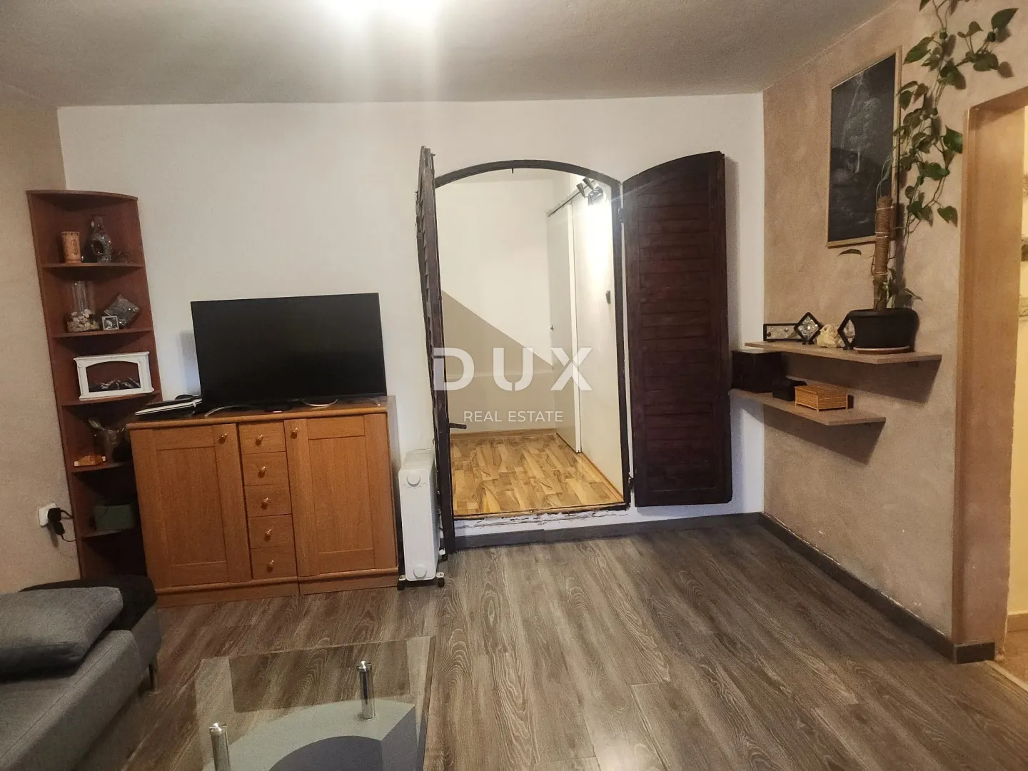 istra,pula - prizemna etaža kuće s dva stana, 2 terase i vrtom - slika 6