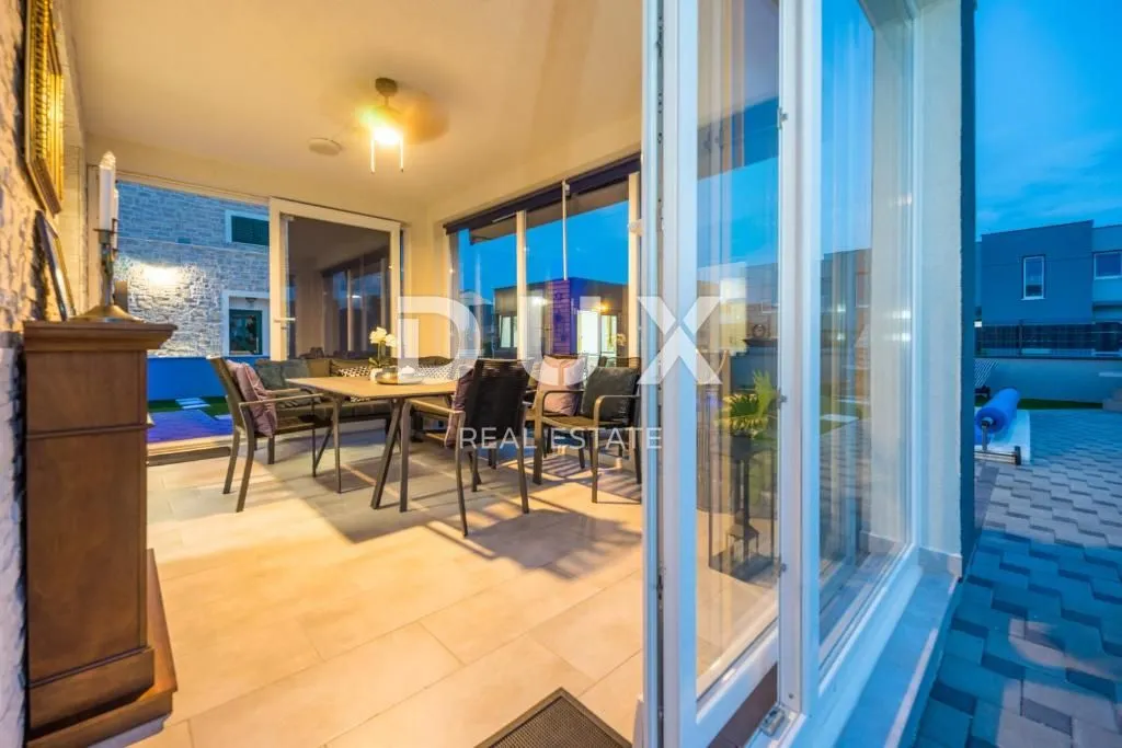 zadar, privlaka - vila s bazenom 200 metara od mora - slika 10