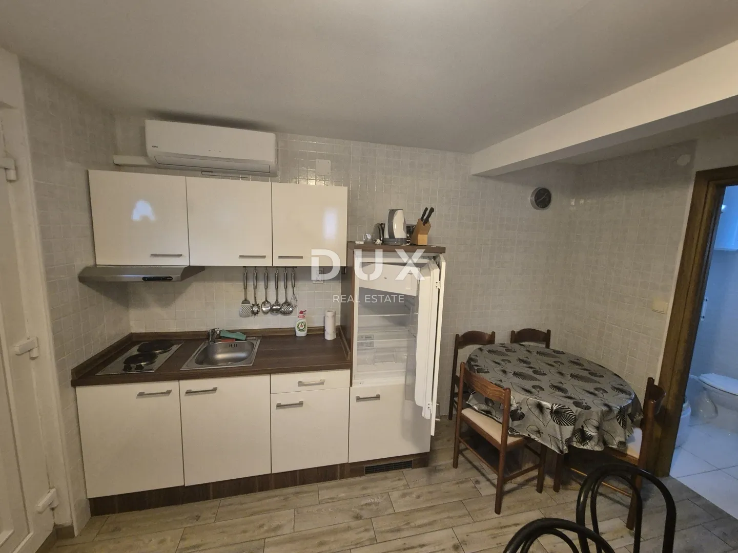 šibenik, pirovac – kuća s 3 stana i dvorištem, 300 m od mora - slika 18