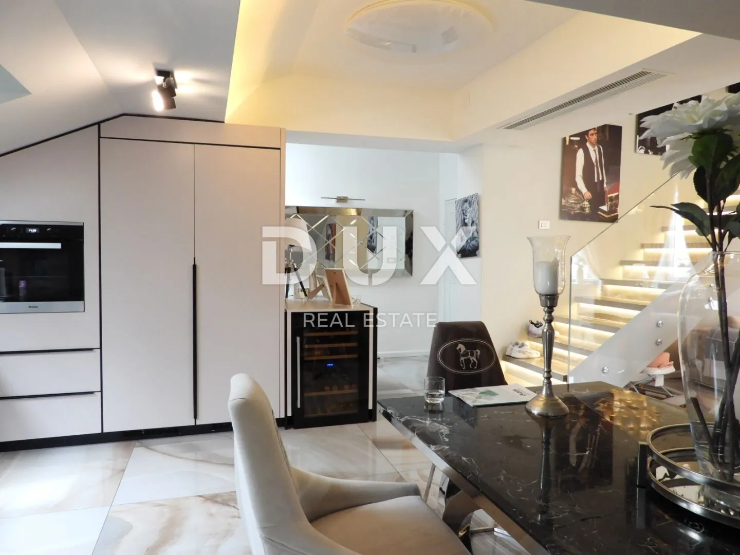 opatija, centar- eksluzivno uređen dvoetažni stan 4s+db 165m2 - slika 10