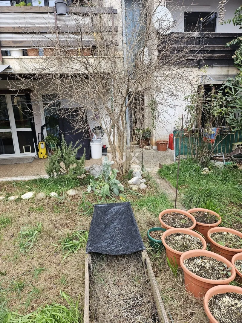 istra,pula - prizemna etaža kuće s dva stana, 2 terase i vrtom - slika 43