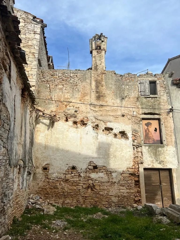 istra, vodnjan - kamena ruševna kuća u srcu vodnjana - slika 2