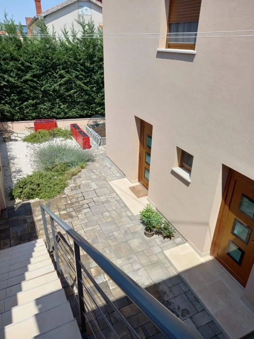 istra,pula- predivna kuća sa tri stana! - slika 11