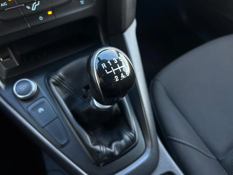 ford focus 1,5 tdci - 2015 - 140.000km - navi - servisna - reg 1 god! - slika 16