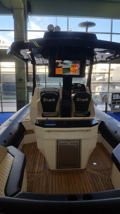 shark 38 hardtop powered by inboard diesel - slika 7