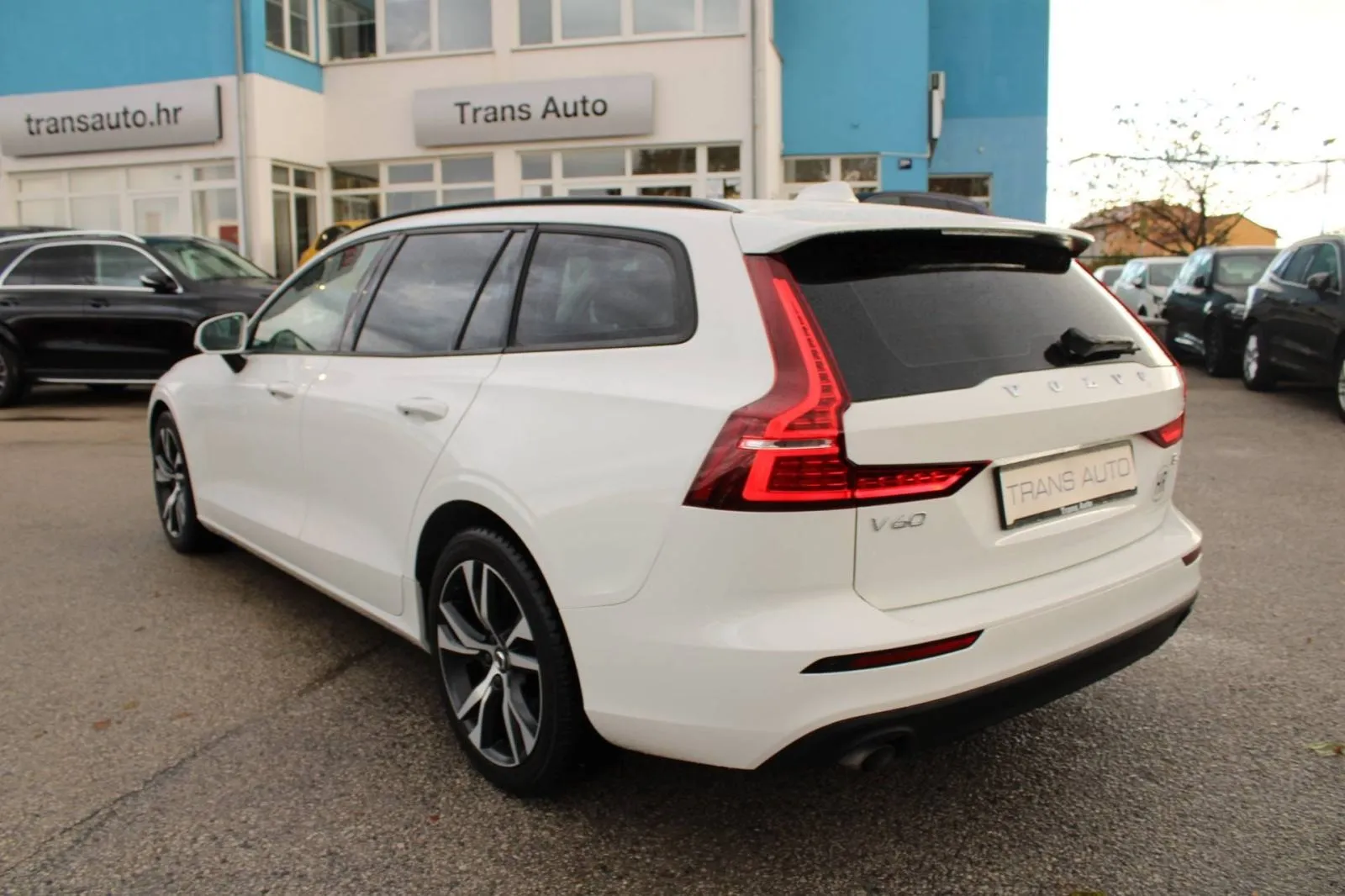 volvo v60 2.0d b4 automatik *led, navigacija, kamera* - slika 10