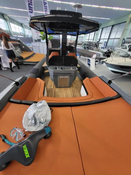 shark 38 - novo model 2026 gumenjak sa kabinom, motori 2 x 250 - slika 10