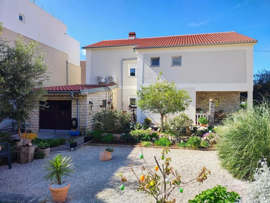 sukošan, prekrasna kuća(240m2) na velikoj okućnici, 100 metara do mora - slika 2