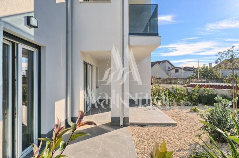 novogradnja, stan 70m2, 100m od mora (prodaja) - slika 2