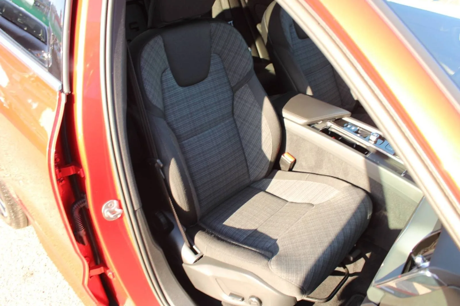 volvo xc60 b4 2.0d automatik *led, navigacija, kamera* - slika 12