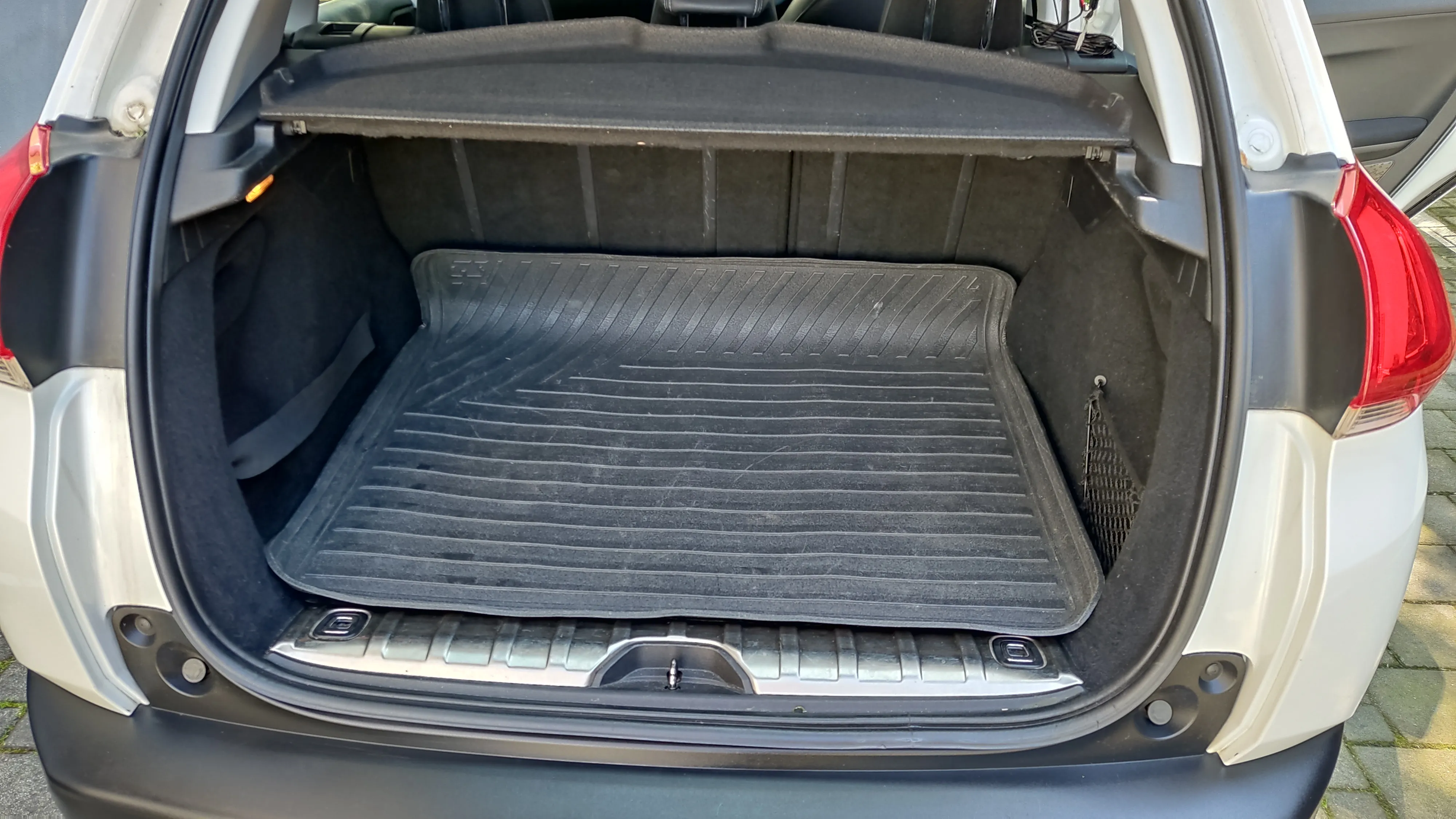 peugeot 2008 1,2 allure - slika 13