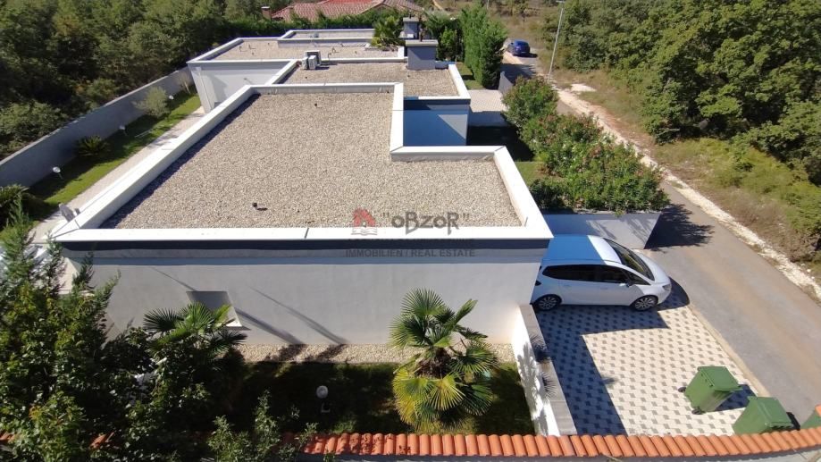 murvica-samostojeća kuća prizemnica s dva bazena - slika 8