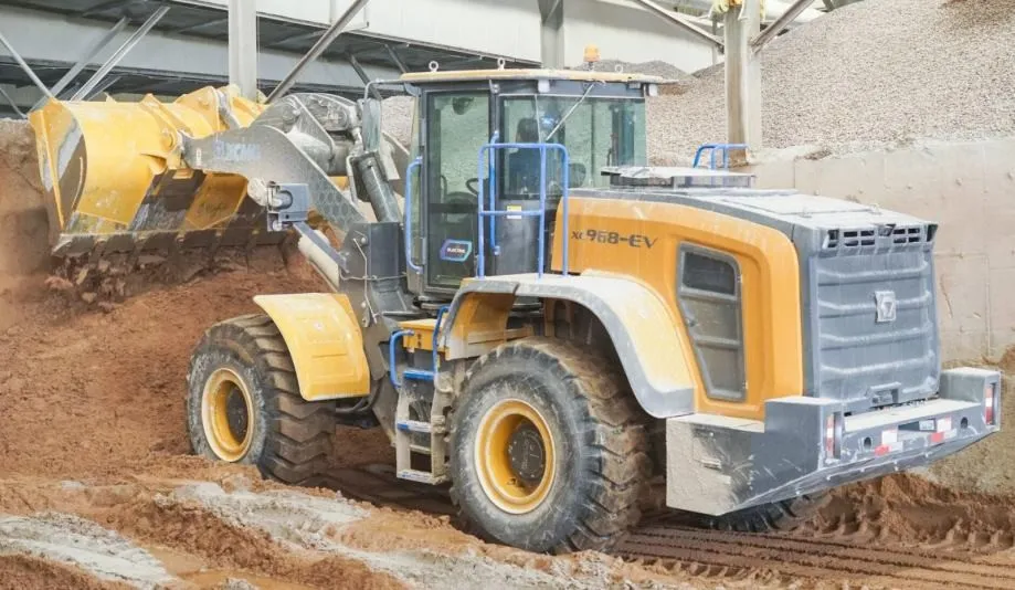 električni utovarivač xcmg sa kapacitetom korpe 3,2 m3 - slika 8