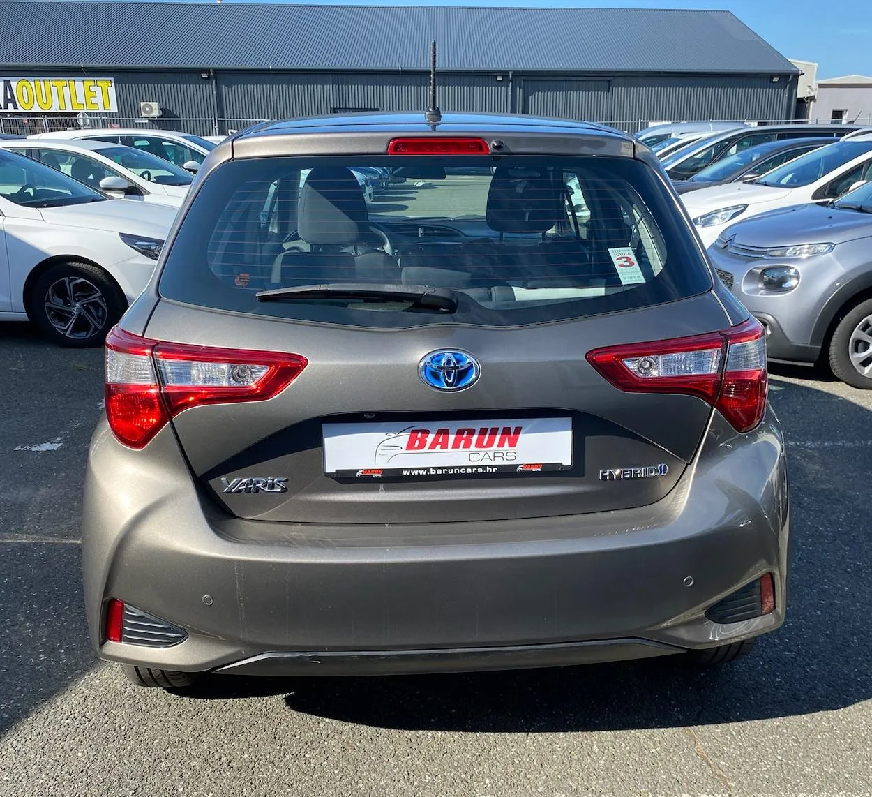 toyota yaris hybrid , 2 godine jamstva,registriran,nove gume - slika 9