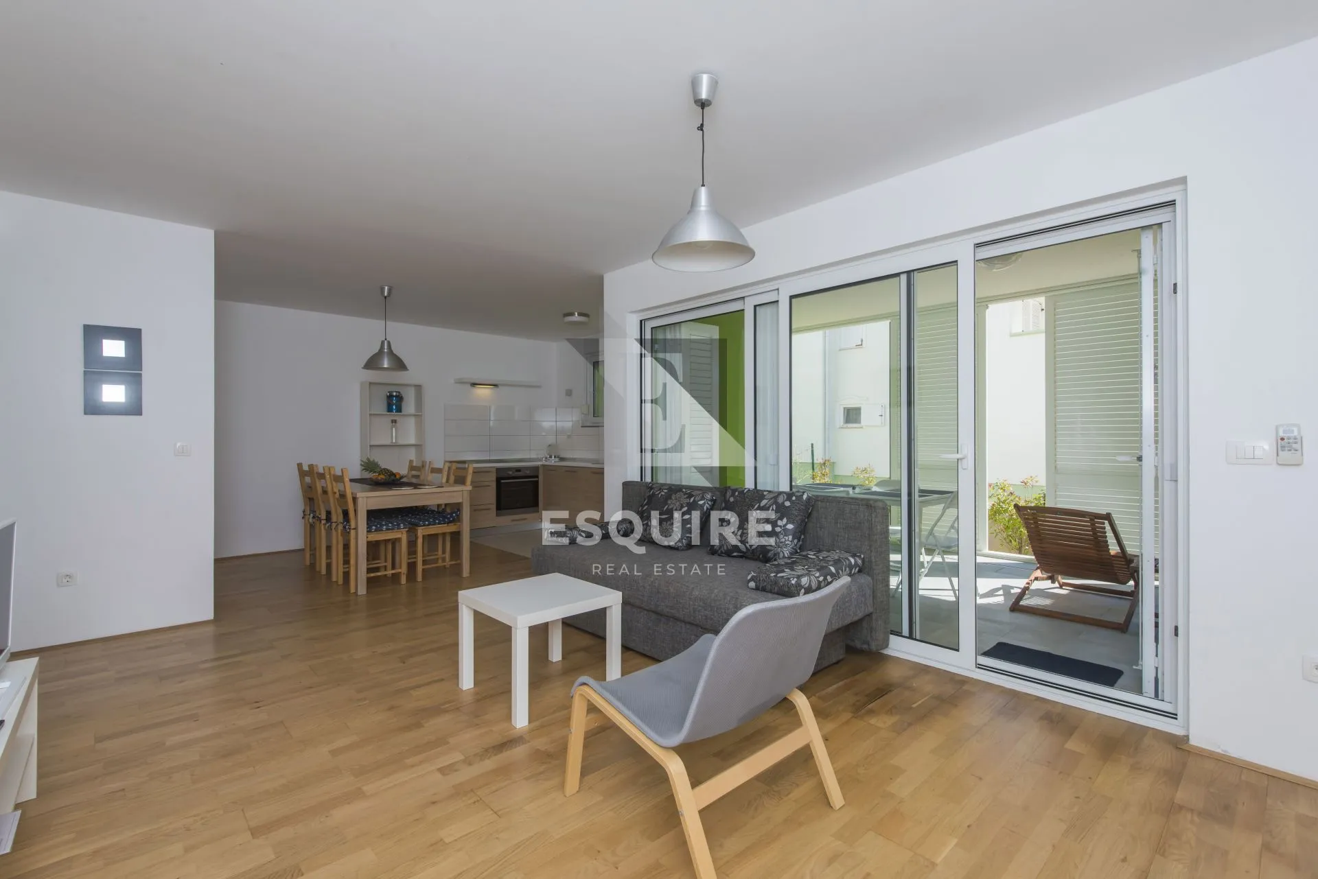 privlaka – namješten apartman u prizemlju s velikim vrtom, 90 m od mora!! - slika 2