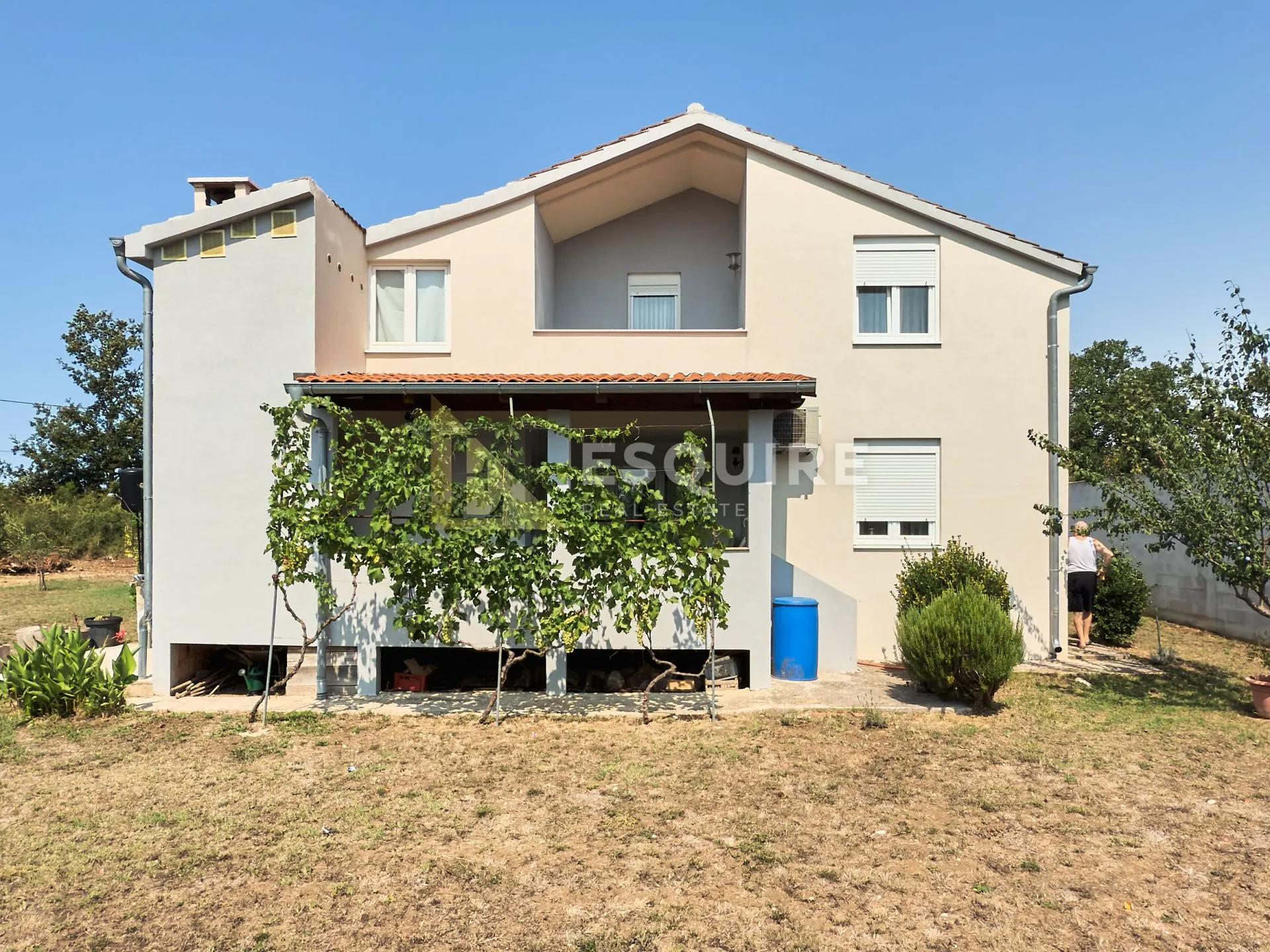 ZEMUNIK DONJI - Samostojeća katnica s velikim dvorištem - 260m2