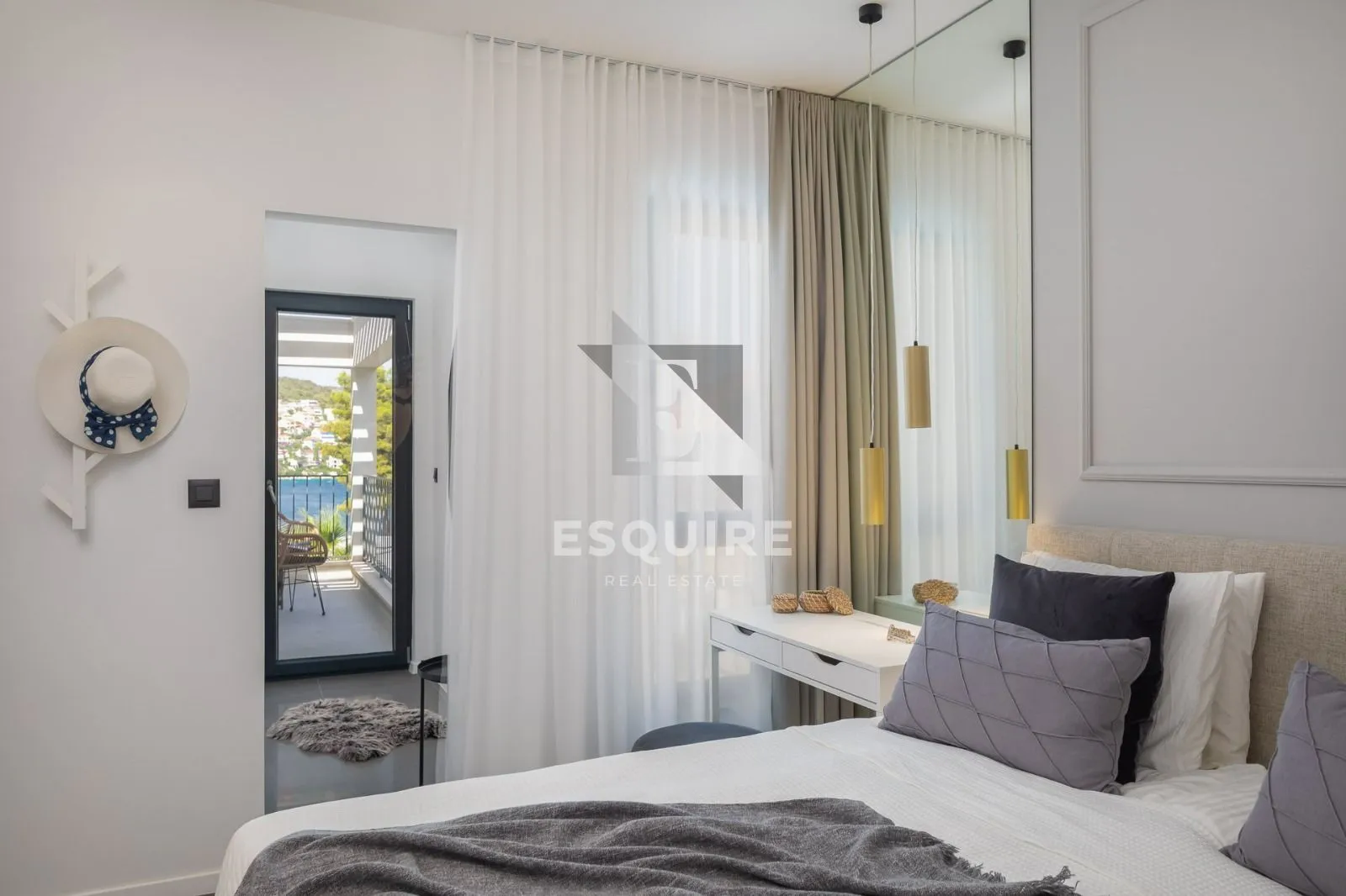 split luksuzna vila 2. red uz pješćanu plažu - slika 24