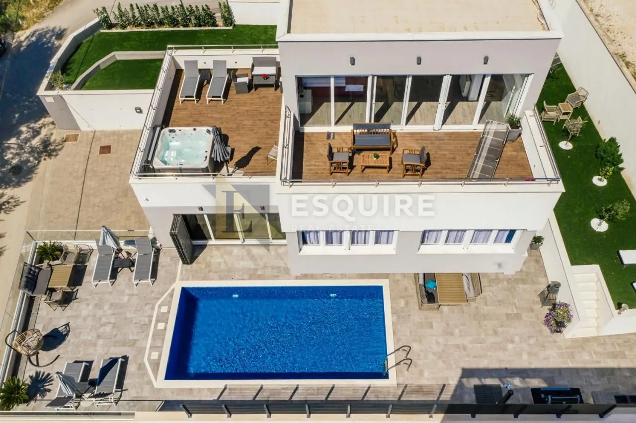 luksuzna vila s bazenom i dvorištem, okolica splita - slika 7