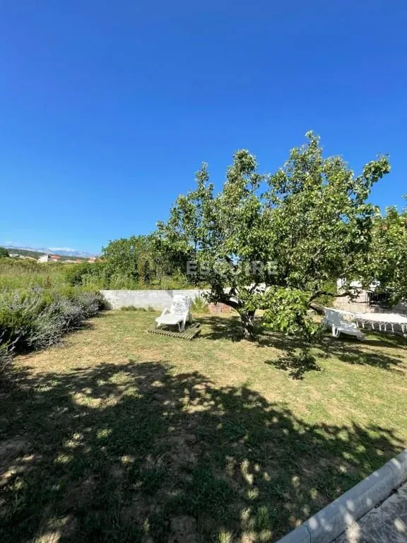 ljubač - samostojeća kuća s velikom okućnicom 1. red do mora - 702m2 - slika 22