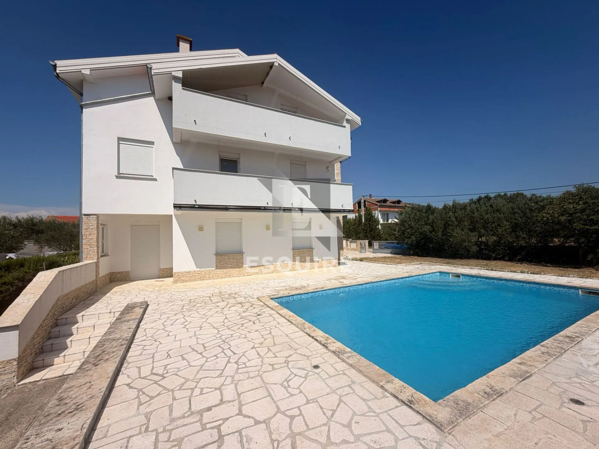 DONJA JAGODNJA - Apartmanska kuća s bazenom - 540m2 - Donja Jagodnja, Polača