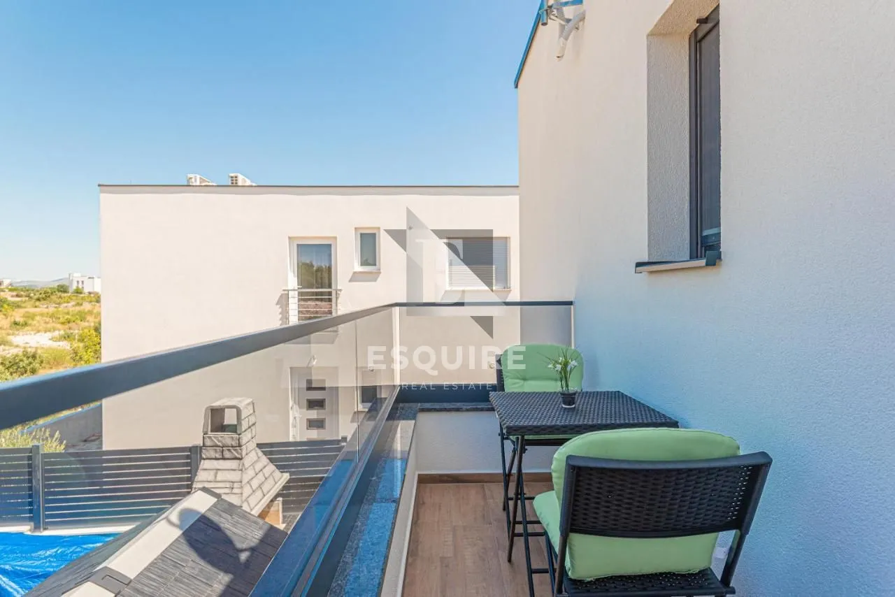 vodice - moderna vila s bazenom - slika 27