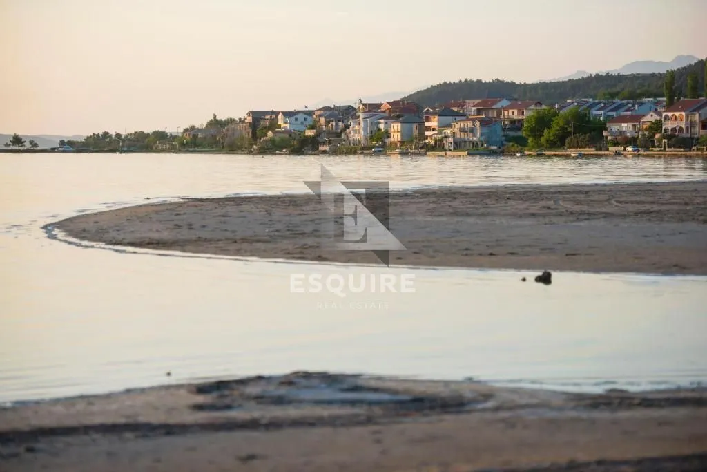 ljubač - velika parcela sa prizemnicom 1. red do mora - 702m2 - slika 29